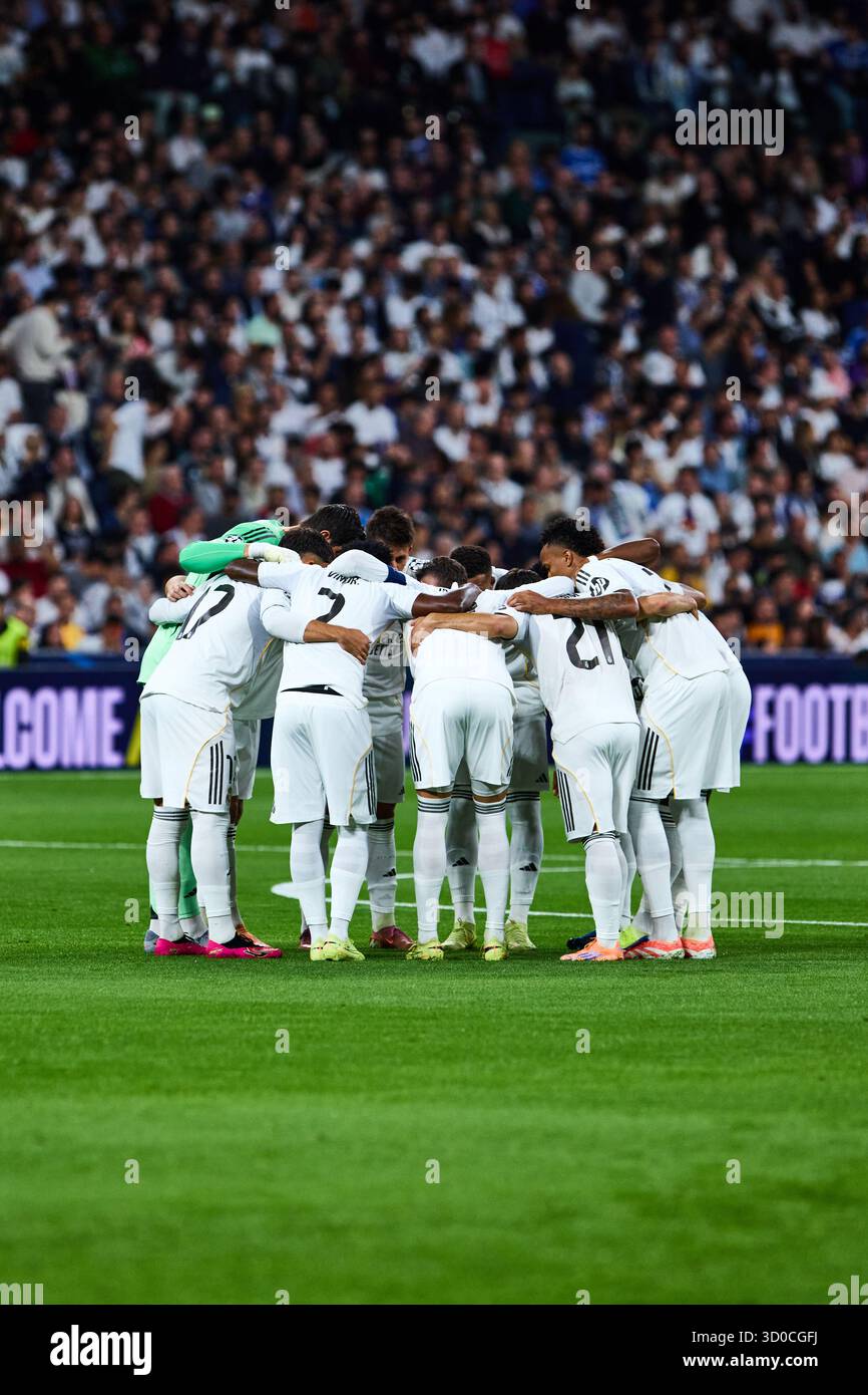 Madrid, Spanien. Oktober 2025. MADRID, SPANIEN - 22. OKTOBER: Real Madrid Team während des MD3-Spiels der UEFA Champions League 2025/26 zwischen Real Madrid und Juventus im Estadio Santiago Bernabeu am 22. Oktober 2025 in Madrid. (Foto von Jose Javier Martinez/Photo Players Images/Magara Press) Credit: Magara Press SL/Alamy Live News Stockfoto