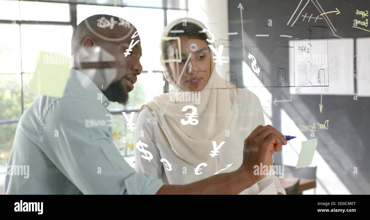 Analysten diskutieren Finanzdiagramme auf Glastafel im Büro mit Banknoten, Währungssymbolen Stockfoto