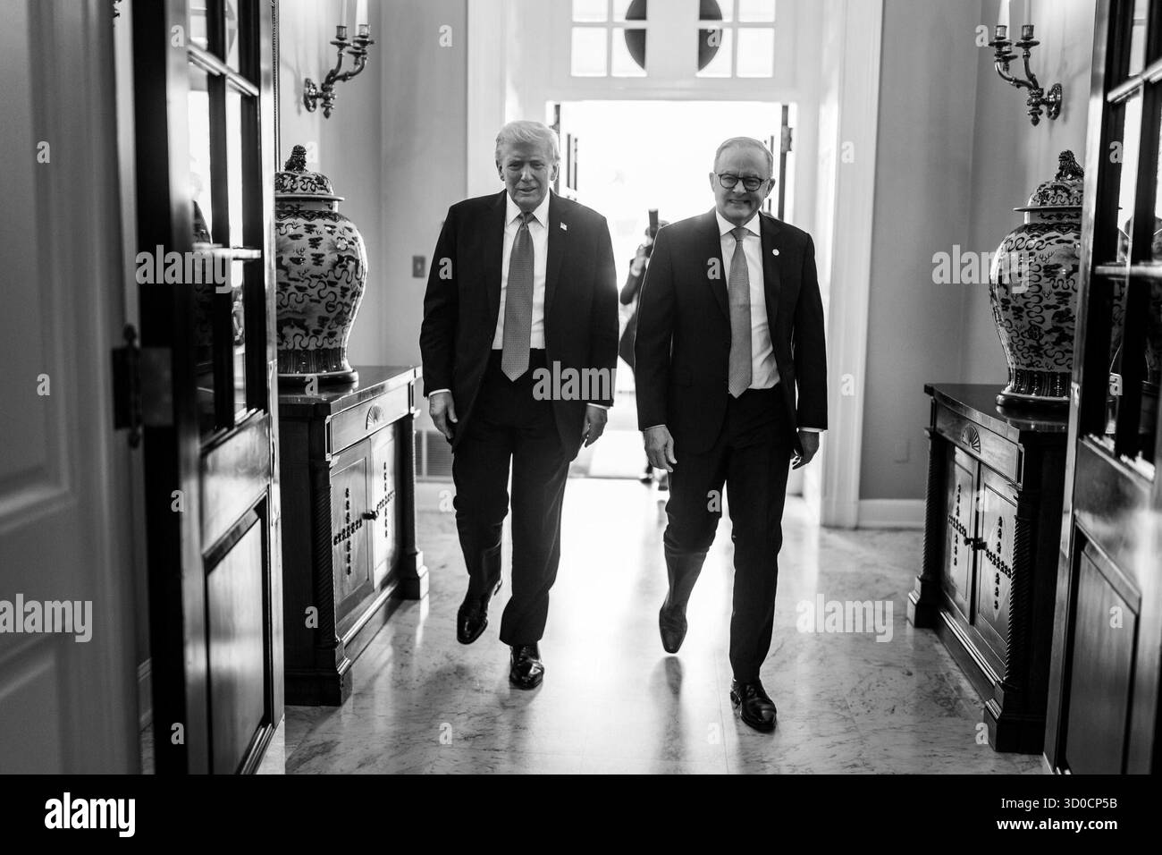 Präsident Donald J. Trump geht mit dem australischen Premierminister Anthony Albanese im Weißen Haus in Washington, D.C., während ihres bilateralen Treffens am Montag, den 20. Oktober 2025. Bild mit freundlicher Genehmigung des Weißen Hauses. Stockfoto