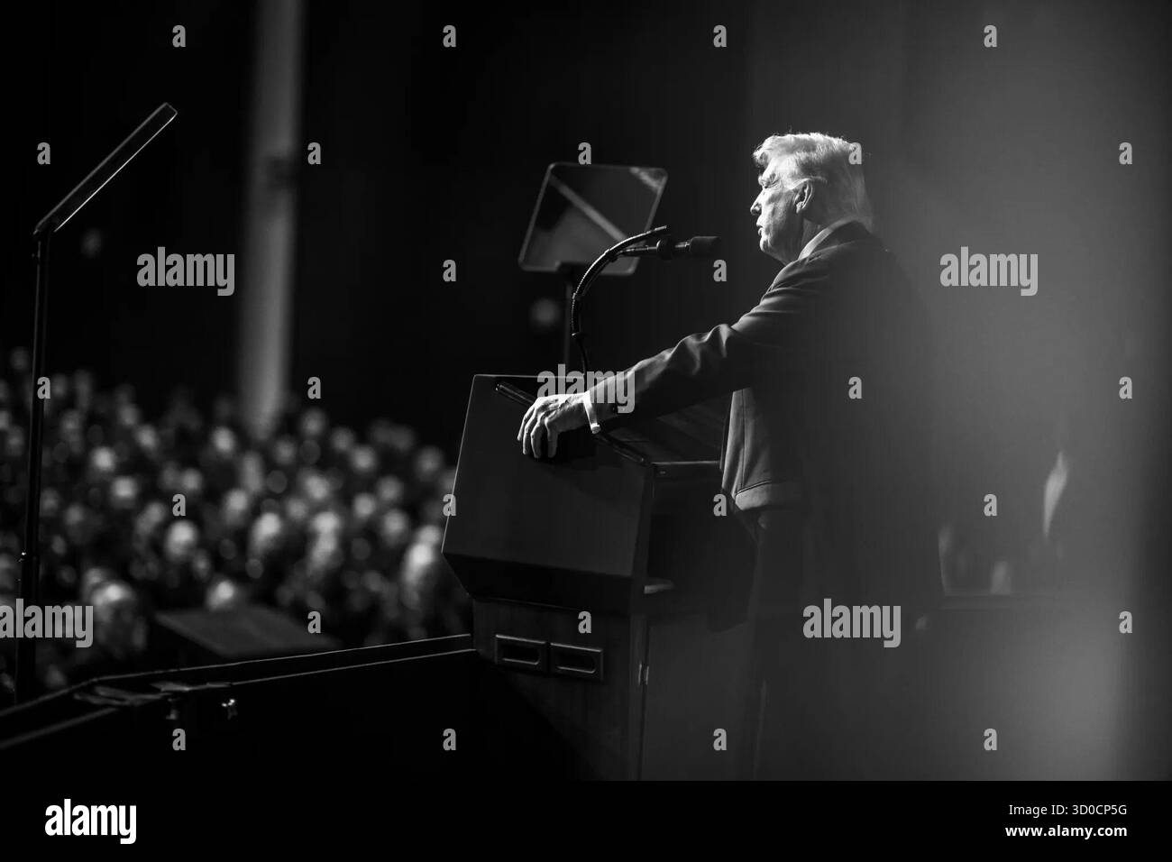 Schwarz-weiß-Bild von Präsident Donald Trump, der am 30. September 2025 auf der Marinekorps-Basis Quantico (Virginia) Hunderte von US-Militärführern und internationalen Militärführern sprach. Bild mit freundlicher Genehmigung des Weißen Hauses. Stockfoto