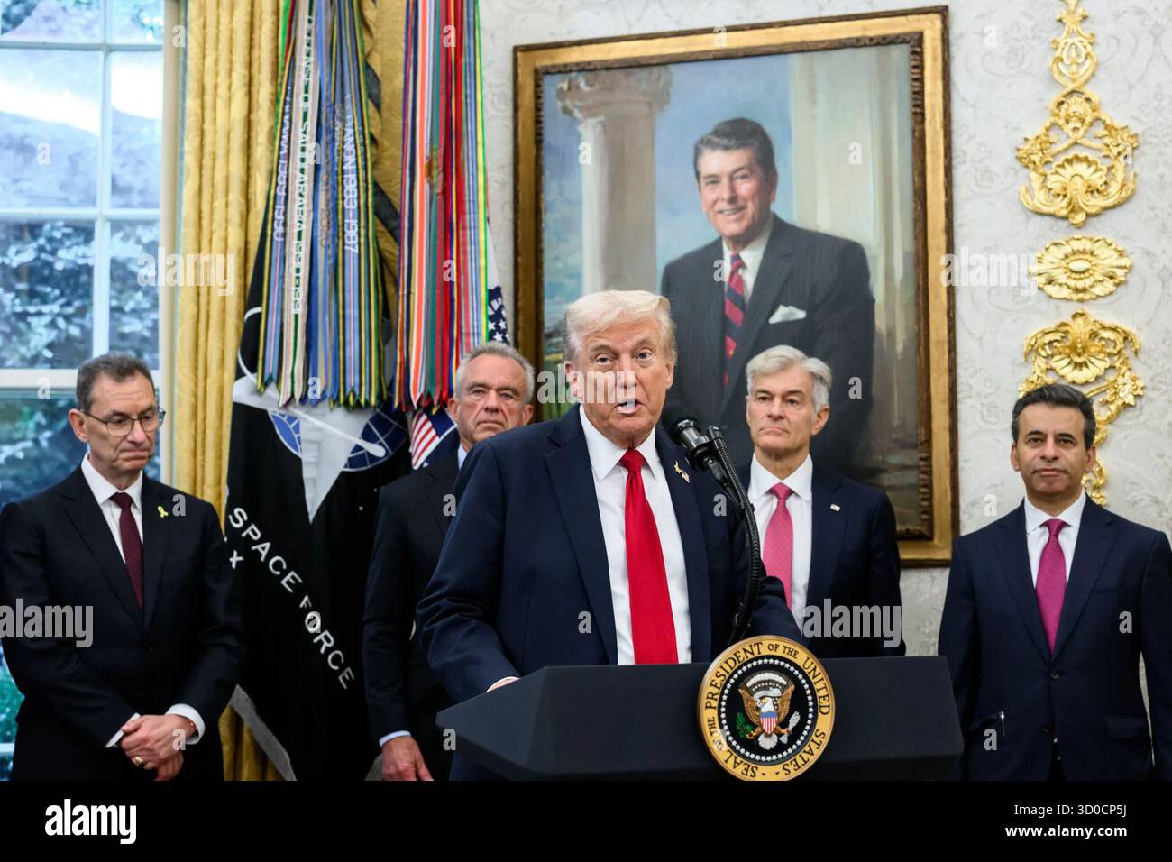 Präsident Donald J. Trump gab am 10. Oktober 2025 eine Rede vom Oval Office ab, in der er das zweite große pharmazeutische Abkommen im Rahmen der Vorwärtsbewegung der Meistbegünstigten-Nation-Preisinitiative ankündigte. Die Politik zielt darauf ab, die US-Arzneimittelpreise an die niedrigsten Preise anzupassen, die von anderen Industrieländern gezahlt werden. Bild mit freundlicher Genehmigung des Weißen Hauses. Stockfoto