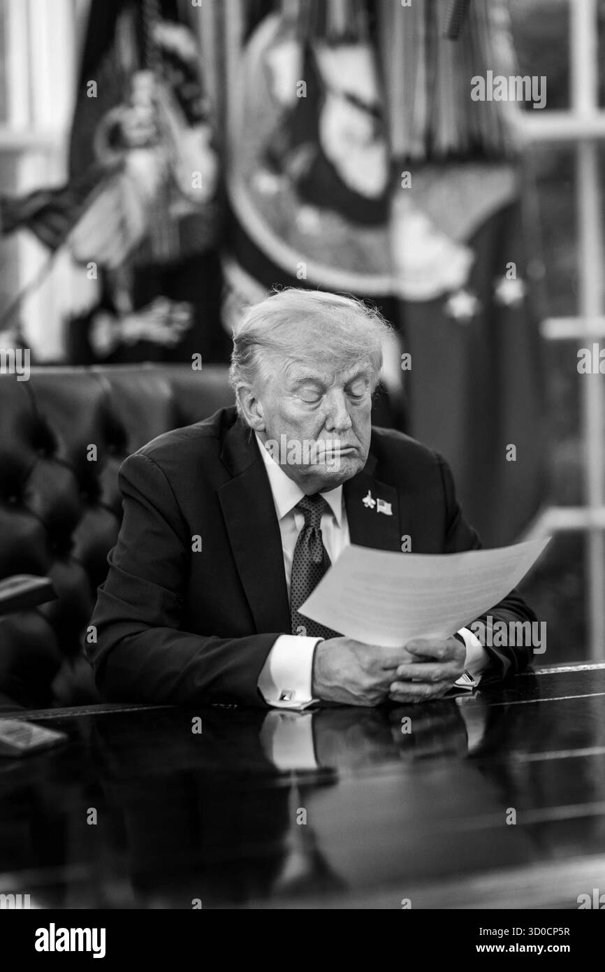 Präsident Donald Trump überprüft Briefing Papers zum US-Friedensplan für Gaza im Oval Office des Weißen Hauses. Washington, D.C., 8. Oktober 2025. Bild mit freundlicher Genehmigung des Weißen Hauses. Stockfoto