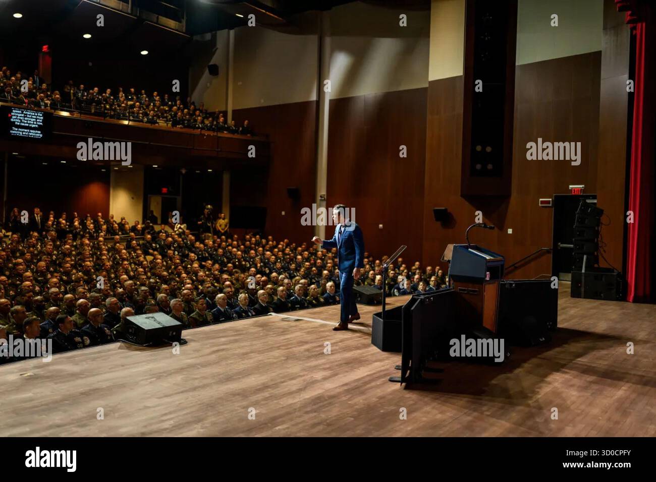 US-Verteidigungsminister Pete Hegseth spricht während eines Treffens der Verteidigungsführung auf der Marine Corps Base Quantico, Virginia, am 30. September 2025. Bild mit freundlicher Genehmigung des Weißen Hauses. Stockfoto