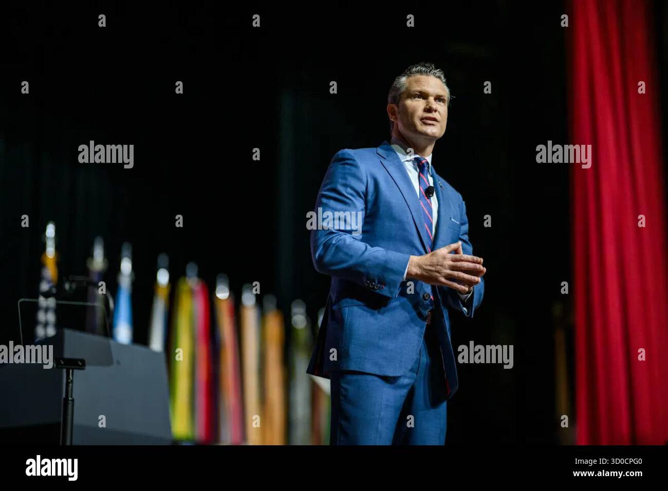 US-Verteidigungsminister Pete Hegseth spricht während eines Treffens der Verteidigungsführung auf der Marine Corps Base Quantico, Virginia, am 30. September 2025. Bild mit freundlicher Genehmigung des Weißen Hauses. Stockfoto