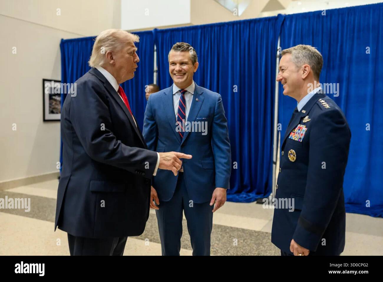 Präsident Donald Trump trifft sich am 30. September 2025 mit Verteidigungsminister Pete Hegseth und einem hochrangigen Militäroffizier auf der Marine Corps Base Quantico, Virginia. Bild mit freundlicher Genehmigung des Weißen Hauses. Stockfoto