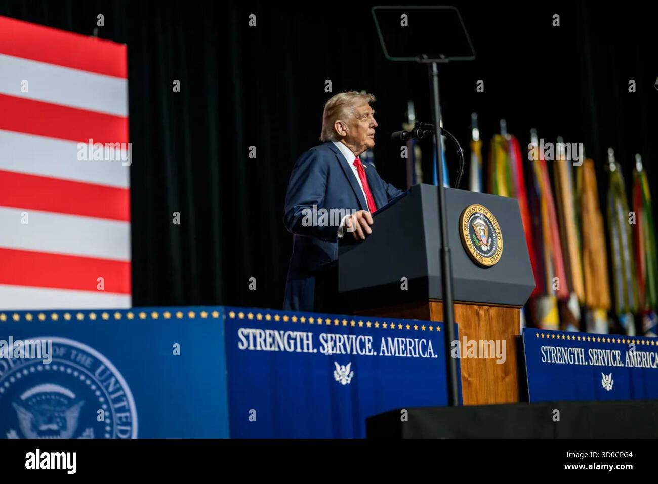 Präsident Donald Trump sprach am 30. September 2025 an Hunderten von US-amerikanischen und internationalen Militärführern auf der Marine Corps Base Quantico, Virginia. Bild mit freundlicher Genehmigung des Weißen Hauses. Stockfoto