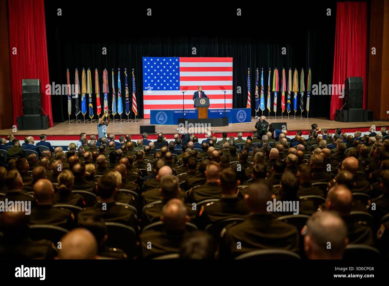 Präsident Donald Trump sprach am 30. September 2025 an Hunderten von US-amerikanischen und internationalen Militärführern auf der Marine Corps Base Quantico, Virginia. Bild mit freundlicher Genehmigung des Weißen Hauses. Stockfoto