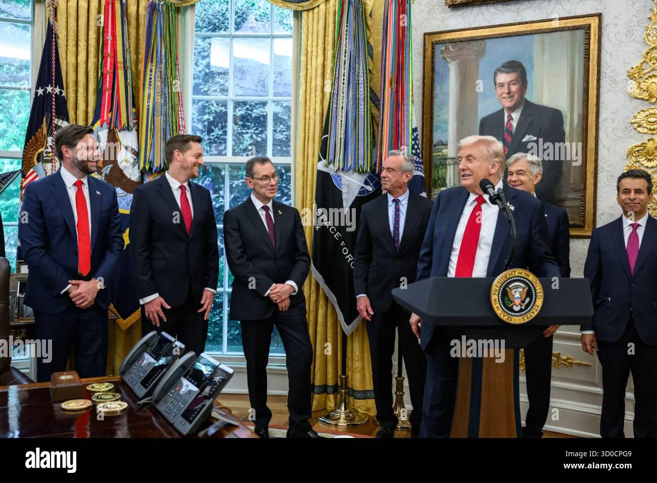 Präsident Donald J. Trump gab am 10. Oktober 2025 eine Rede vom Oval Office ab, in der er das zweite große pharmazeutische Abkommen im Rahmen der Vorwärtsbewegung der Meistbegünstigten-Nation-Preisinitiative ankündigte. Die Politik zielt darauf ab, die US-Arzneimittelpreise an die niedrigsten Preise anzupassen, die von anderen Industrieländern gezahlt werden. Bild mit freundlicher Genehmigung des Weißen Hauses. Stockfoto