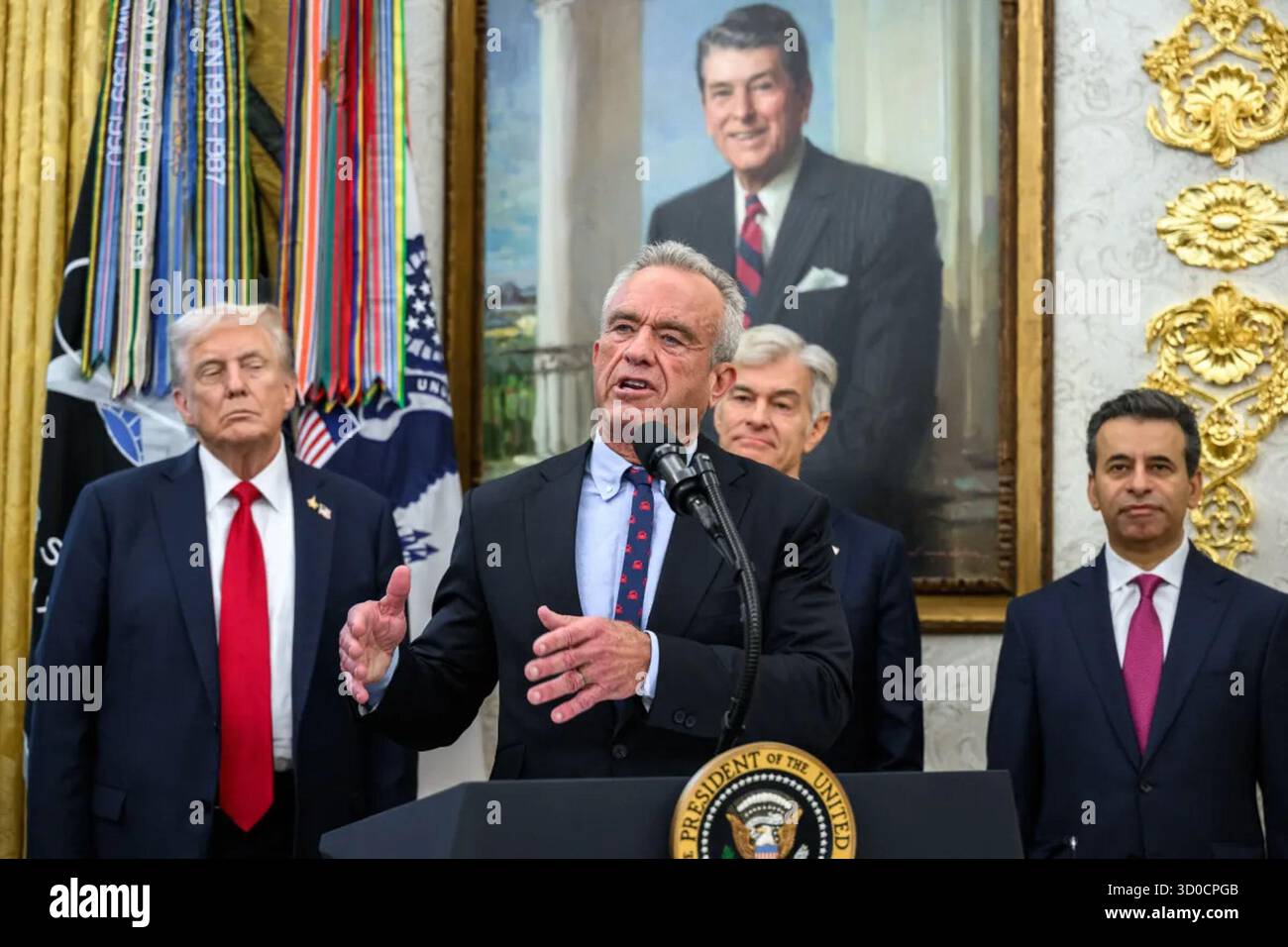 Robert F. Kennedy Jr. spricht vom Podium im Oval Office, während Präsident Donald J. Trump und Beamte bei der Ankündigung des vorwärtsgehenden Meistbegünstigungsplans am 10. Oktober 2025 zuschauen. Mit der Initiative werden Vereinbarungen getroffen, um die Kosten für verschreibungspflichtige Medikamente in den Vereinigten Staaten zu senken. Bild mit freundlicher Genehmigung des Weißen Hauses. Stockfoto