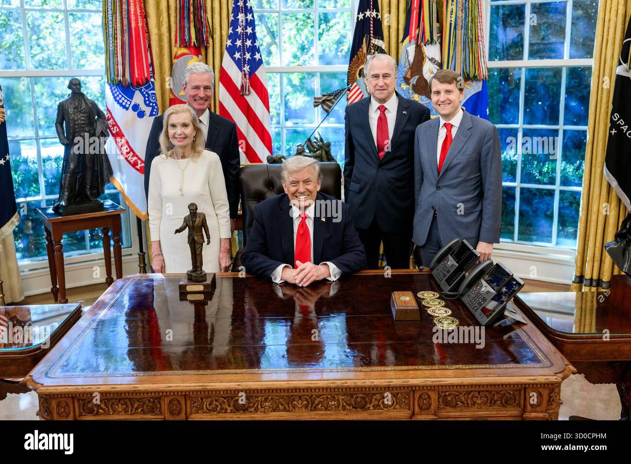 Präsident Donald Trump wird im Oval Office zusammen mit Richard Nixons Tochter Tricia Nixon Cox, ihrem Ehemann Edward Cox, dem ehemaligen nationalen Sicherheitsberater Robert O’Brien und dem amtierenden Archivar der USA Jim Byron in Washington, D.C. am 21. Oktober 2025 mit dem Architect of Peace Award der Richard Nixon Foundation ausgezeichnet. Bild mit freundlicher Genehmigung des Weißen Hauses. Stockfoto