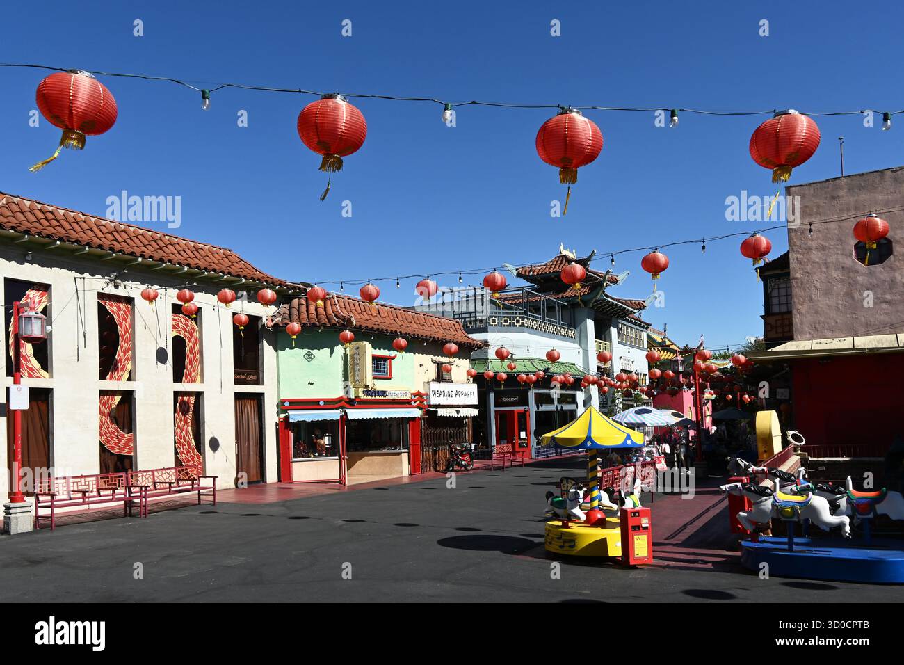 LOS ANGELES, KALIFORNIEN - 17. OCT 2025: Chinatown Central Plaza, eine Fußgängerzone im chinesischen Stil mit einer Vielzahl asiatischer Geschäfte und Stockfoto