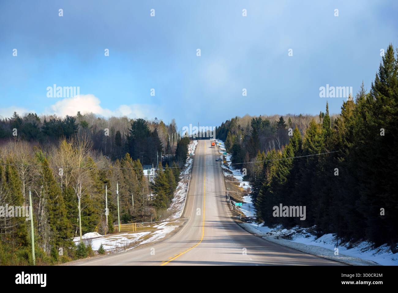 Blick auf eine Autobahn, die einen Hügel in Ontario Kanada hinaufführt Stockfoto