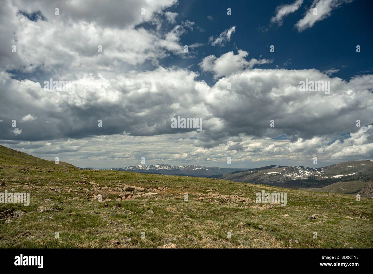 Blick Auf Die Ferne Vom Crest Of The Saddle Im Rocky Mountain National Park Stockfoto