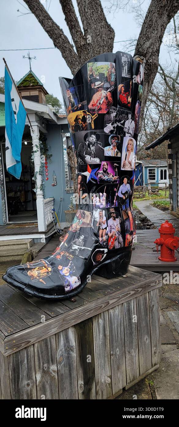 Schwarze Cowboy-Stiefel-Skulptur mit Country- und Rock-Musik-Ikonen in Wimberley, Texas Stockfoto