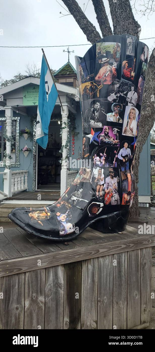 Schwarze Cowboy-Stiefel-Skulptur mit Country- und Rock-Musik-Ikonen in Wimberley, Texas Stockfoto