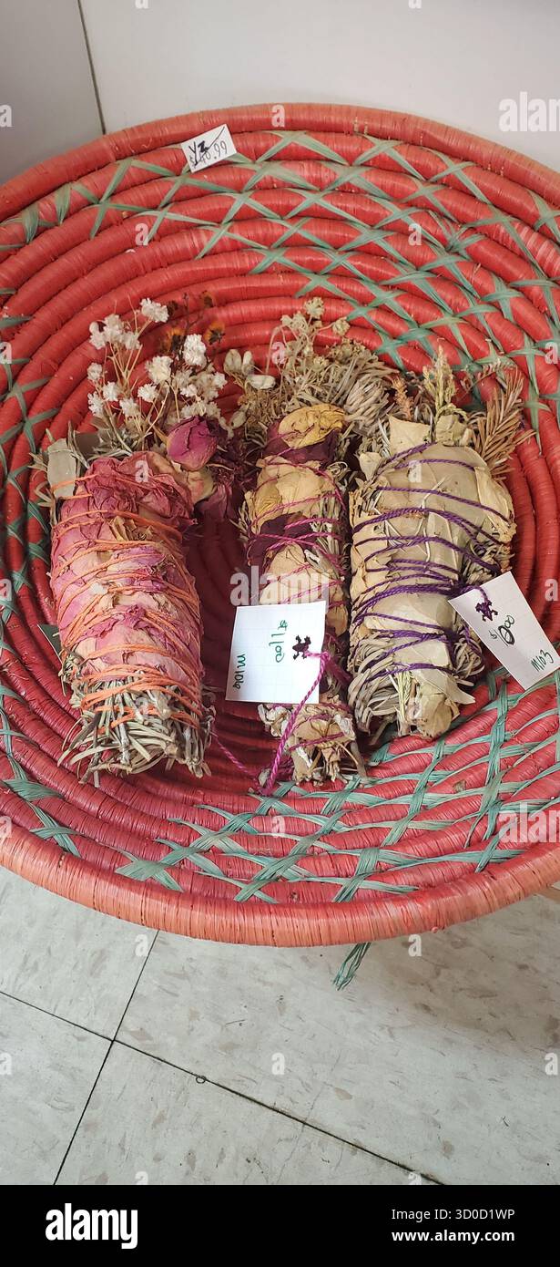 Handgefertigte Weidenplatten und Salbei-Bundles im böhmischen Stil Stockfoto