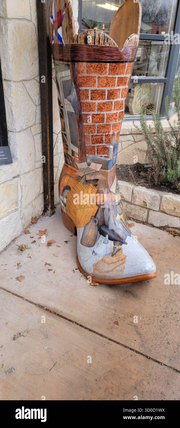 Dekorative Ausstellung von Western-Stiefeln in Downtown Wimberley, Texas Stockfoto