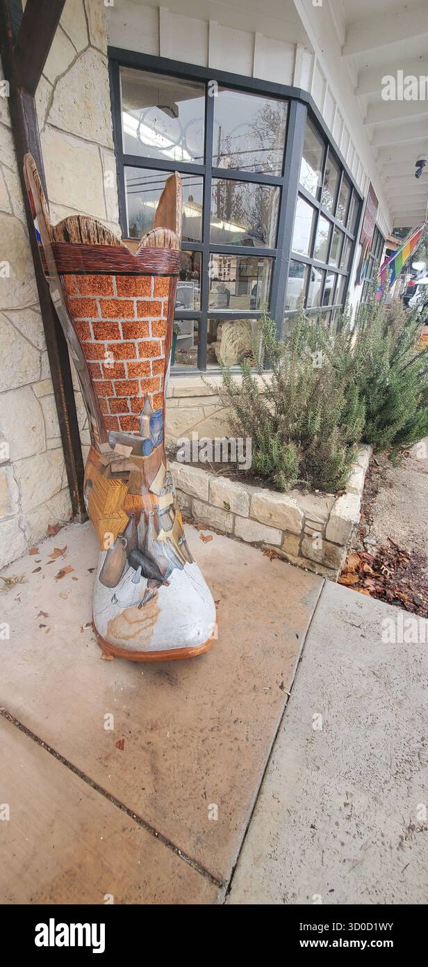 Dekorative Ausstellung von Western-Stiefeln in Downtown Wimberley, Texas Stockfoto