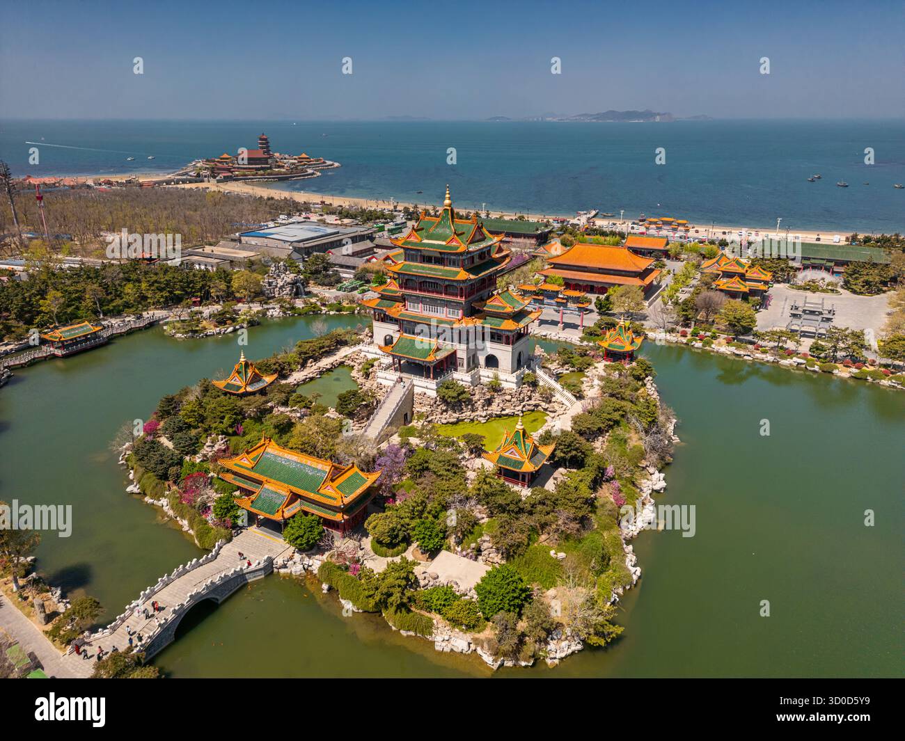 Dachboden mit antiker chinesischer Architektur, Yingxian Pavillon, Penglai, Yantai China Luftfahrt Stockfoto Dachboden mit antiker chinesischer Architektur, Yingxian Pavillon, Penglai, Yantai China Luftfahrt Stockfoto