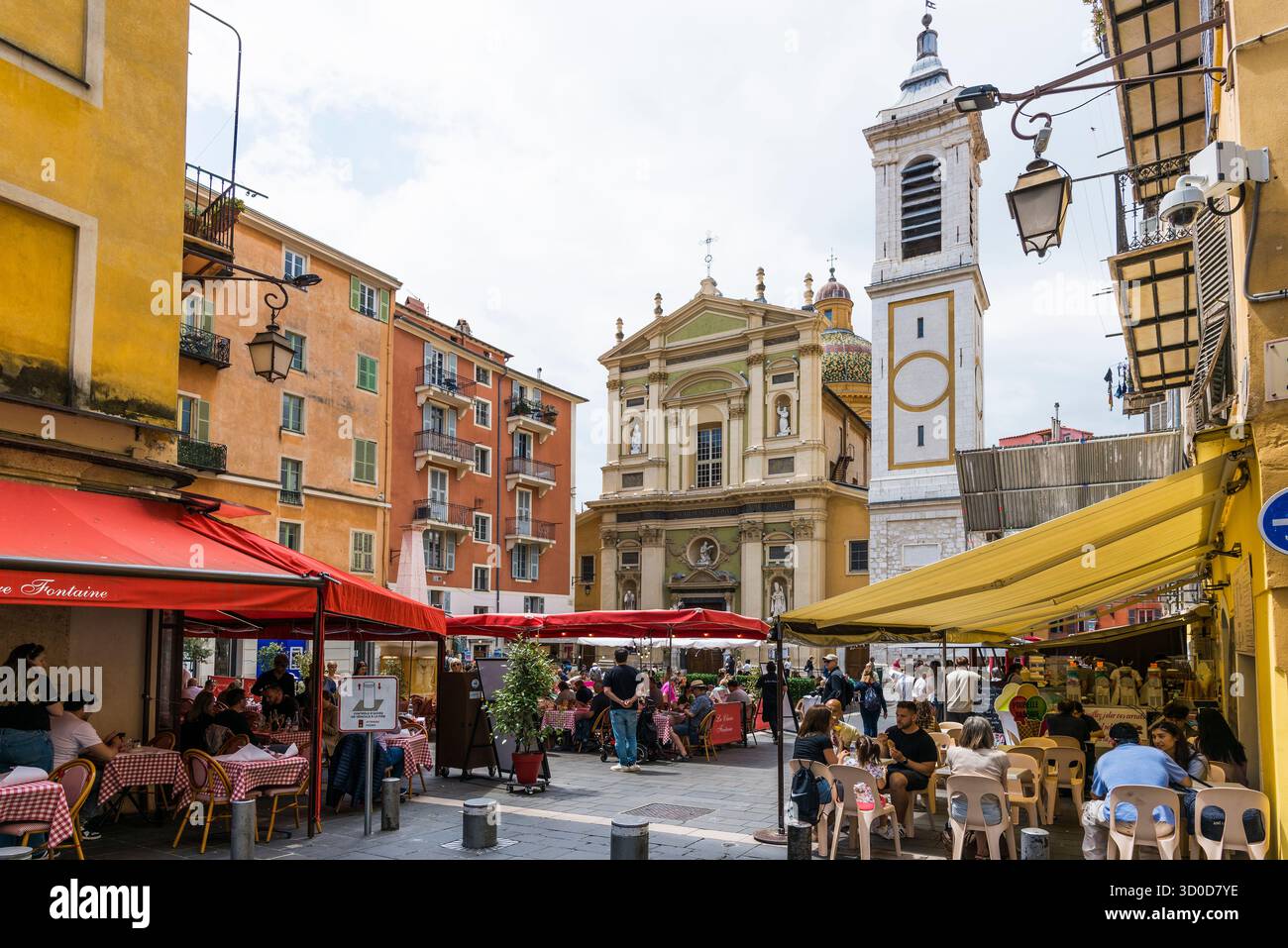 Platz in der Altstadt, Nizza, Alpes Maritimes, Provence Alpes Cote d'Azur, Französische Riviera, Südfrankreich, Frankreich Stockfoto