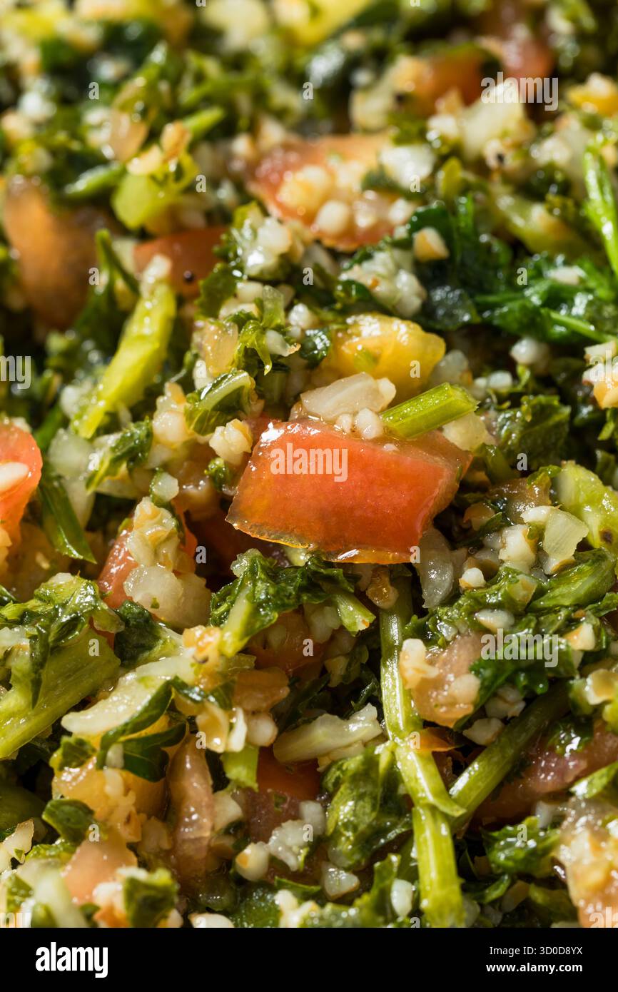 Gesunder hausgemachter Tabbouleh-Salat mit Petersilie und Tomaten Stockfoto