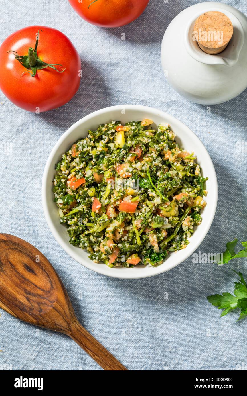 Gesunder hausgemachter Tabbouleh-Salat mit Petersilie und Tomaten Stockfoto