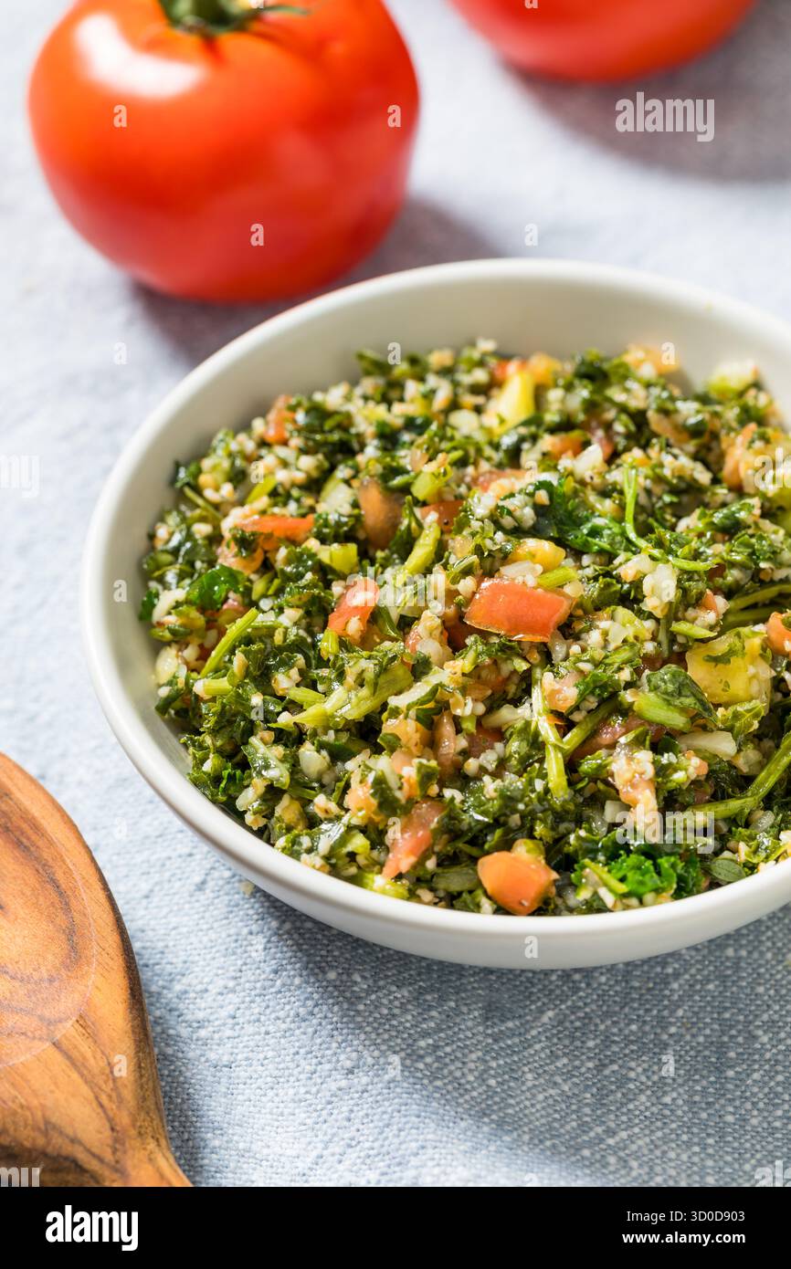 Gesunder hausgemachter Tabbouleh-Salat mit Petersilie und Tomaten Stockfoto