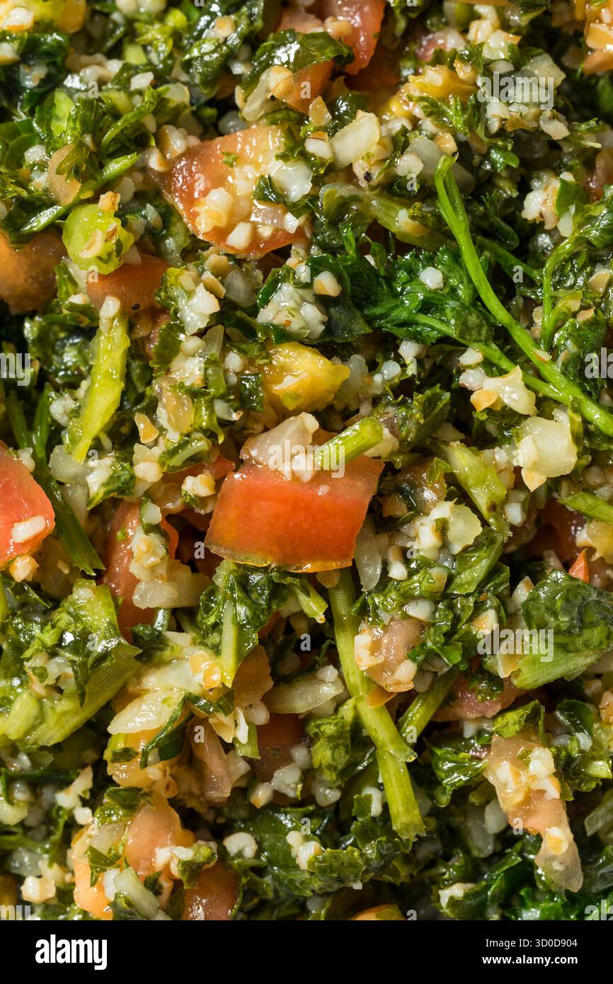Gesunder hausgemachter Tabbouleh-Salat mit Petersilie und Tomaten Stockfoto