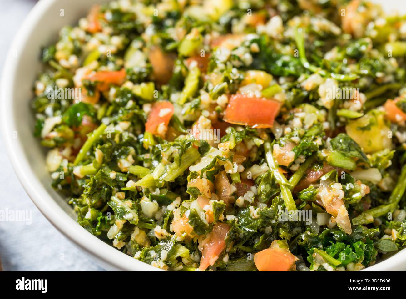 Gesunder hausgemachter Tabbouleh-Salat mit Petersilie und Tomaten Stockfoto