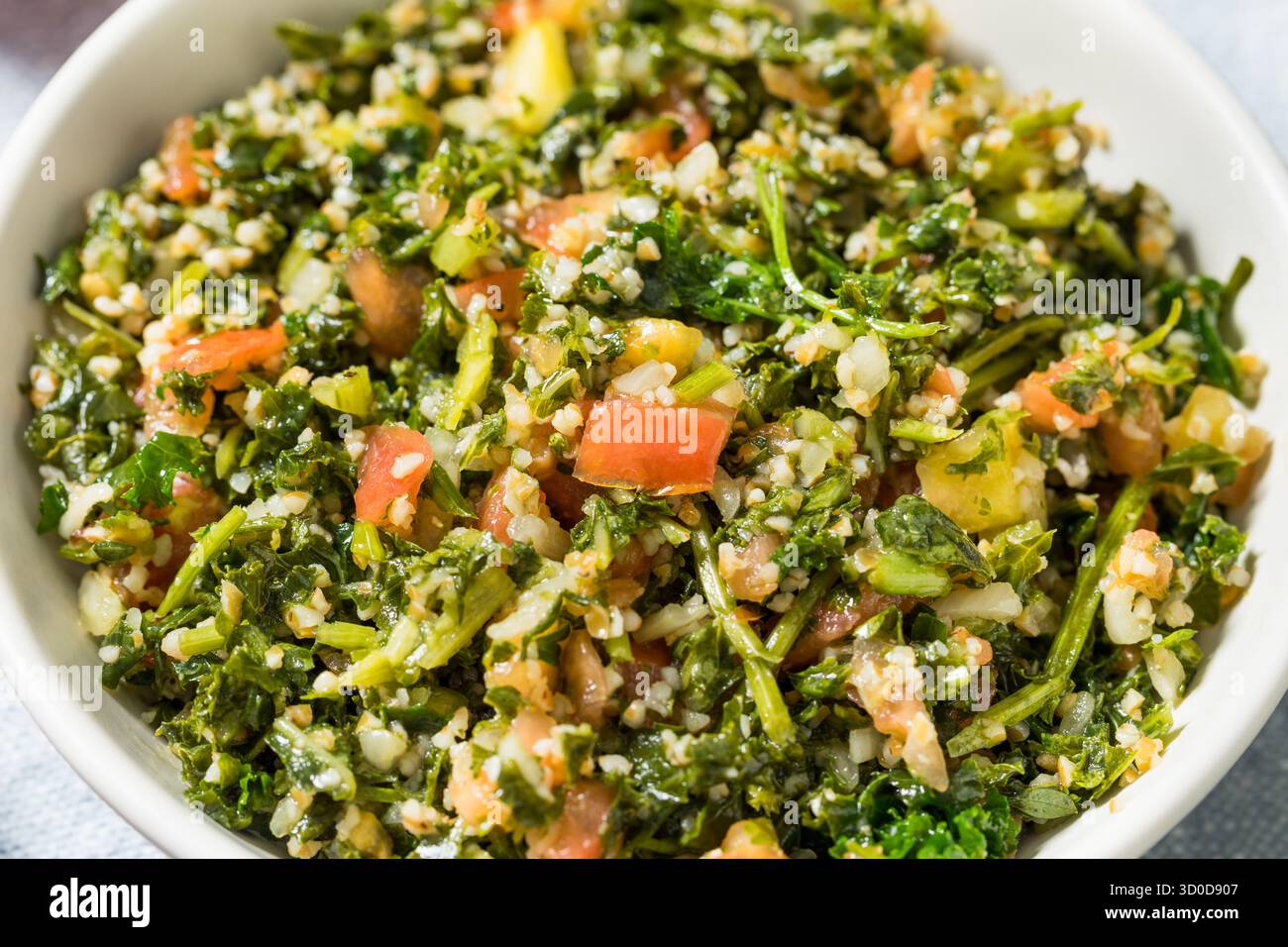 Gesunder hausgemachter Tabbouleh-Salat mit Petersilie und Tomaten Stockfoto