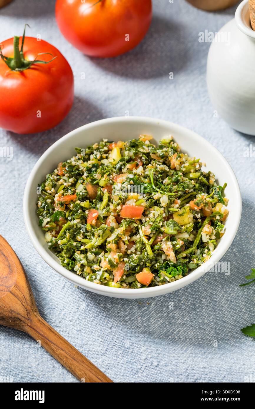 Gesunder hausgemachter Tabbouleh-Salat mit Petersilie und Tomaten Stockfoto