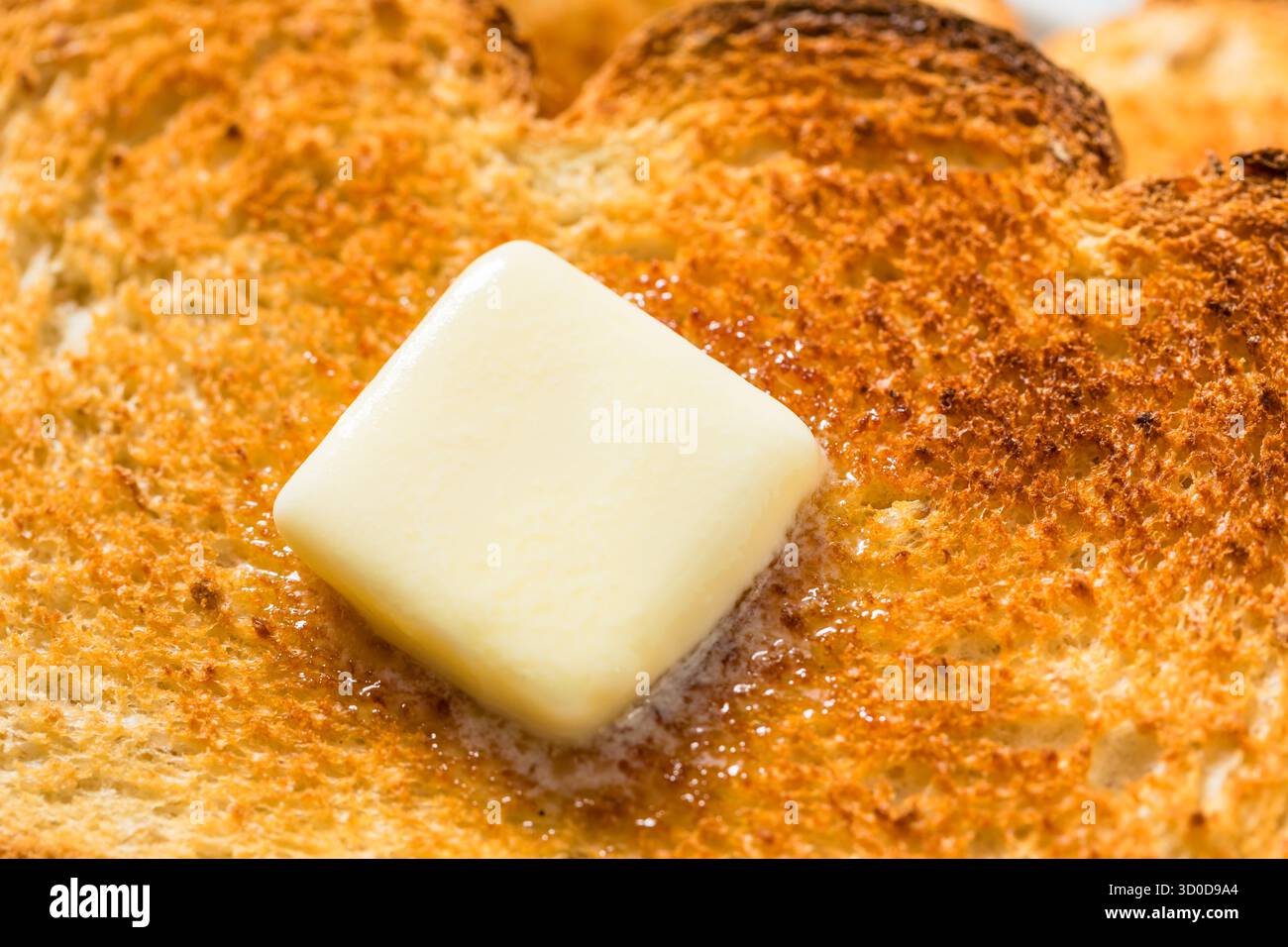 Hausgemachter Toast mit Butter zum Frühstück mit Orangensaft Stockfoto