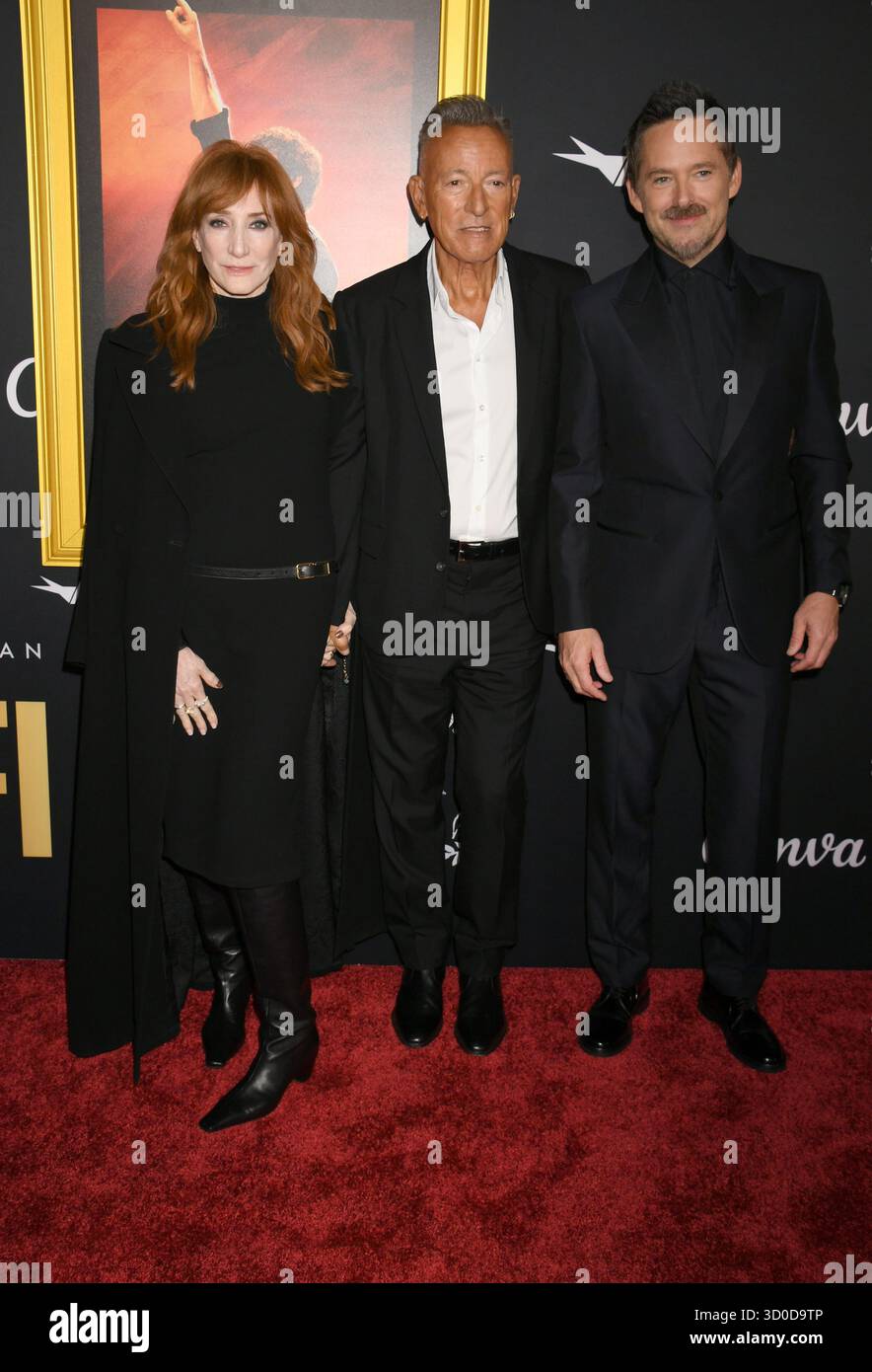 Hollywood, Kalifornien, USA. Oktober 2025. Patti Scialfa, Bruce Springsteen und Scott Cooper bei der Galapremiere von Springsteen: Deliver Me from Nowhere 2025 im TCL Chinese Theatre am 22. Oktober 2025 in Hollywood, Kalifornien Credit: Jeffrey Mayer/Media Punch/Alamy Live News Stockfoto