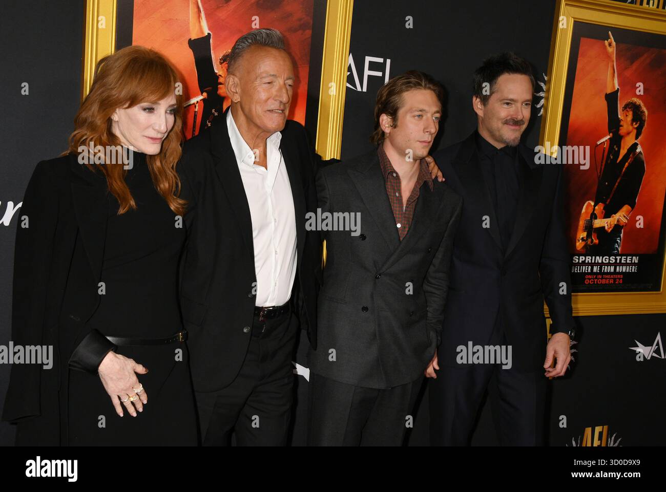 Hollywood, Kalifornien, USA. Oktober 2025. Patti Scialfa, Bruce Springsteen, Jeremy Allen White und Scott Cooper bei der Galapremiere des AFI fest 2025 von Springsteen: Deliver Me from Nowhere im TCL Chinese Theatre am 22. Oktober 2025 in Hollywood, Kalifornien Credit: Jeffrey Mayer/Media Punch/Alamy Live News Stockfoto
