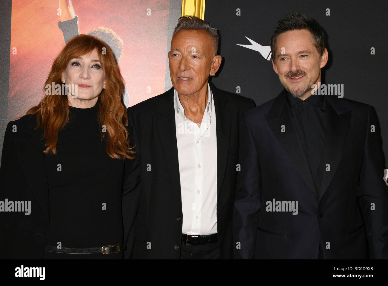 Hollywood, Kalifornien, USA. Oktober 2025. Patti Scialfa, Bruce Springsteen und Scott Cooper bei der Galapremiere von Springsteen: Deliver Me from Nowhere 2025 im TCL Chinese Theatre am 22. Oktober 2025 in Hollywood, Kalifornien Credit: Jeffrey Mayer/Media Punch/Alamy Live News Stockfoto