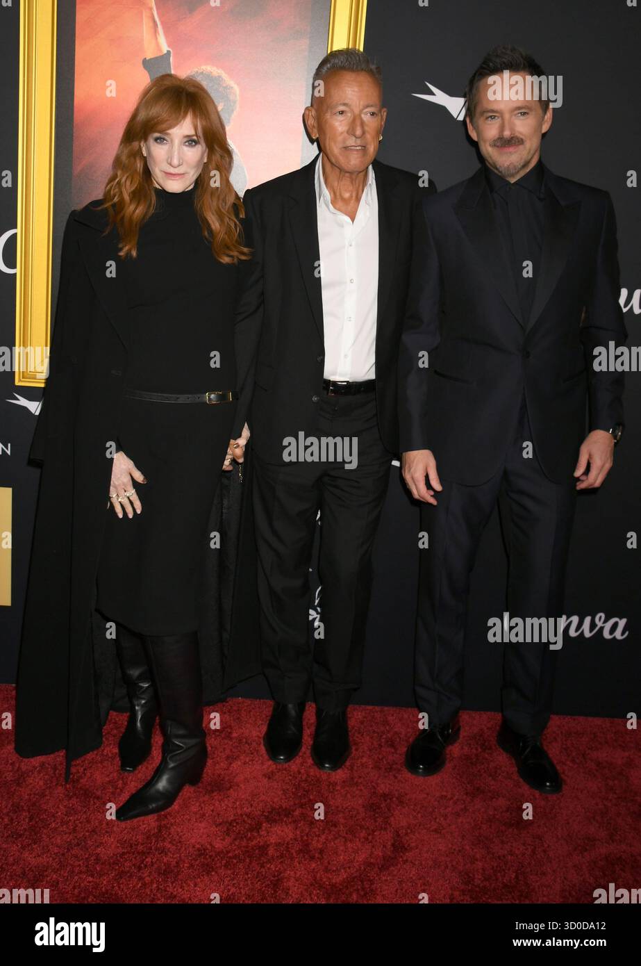 Hollywood, Kalifornien, USA. Oktober 2025. Patti Scialfa, Bruce Springsteen und Scott Cooper bei der Galapremiere von Springsteen: Deliver Me from Nowhere 2025 im TCL Chinese Theatre am 22. Oktober 2025 in Hollywood, Kalifornien Credit: Jeffrey Mayer/Media Punch/Alamy Live News Stockfoto