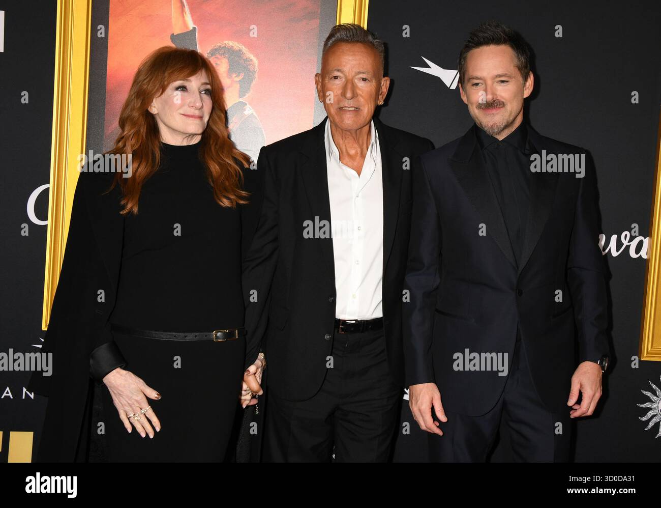 Hollywood, Kalifornien, USA. Oktober 2025. Patti Scialfa, Bruce Springsteen und Scott Cooper bei der Galapremiere von Springsteen: Deliver Me from Nowhere 2025 im TCL Chinese Theatre am 22. Oktober 2025 in Hollywood, Kalifornien Credit: Jeffrey Mayer/Media Punch/Alamy Live News Stockfoto