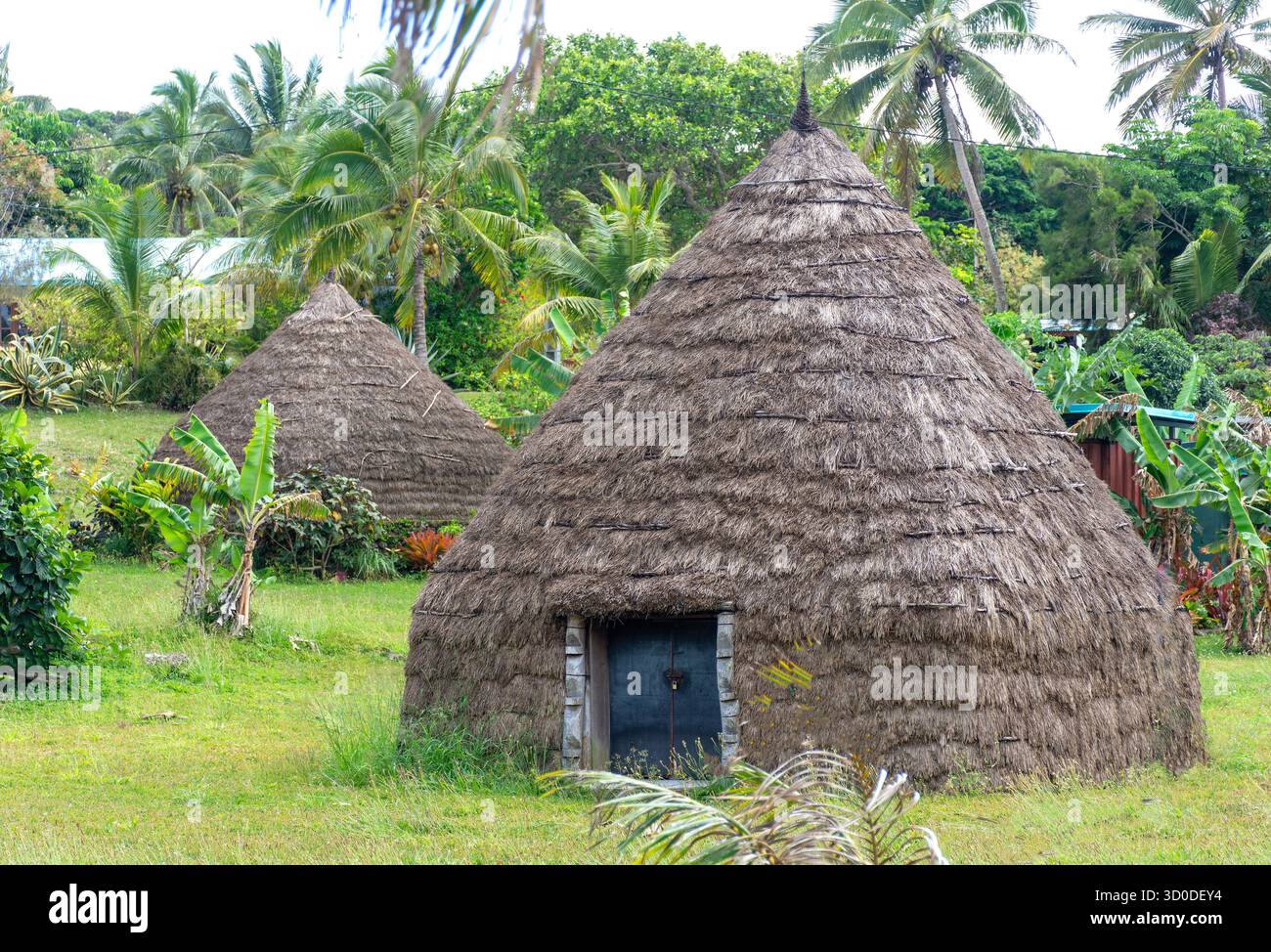 Traditionelle Rundhütten der Kanak, Luecila, Lifou Island, Neukaledonien (Nouvelle-Calédonie), Melanesien, Ozeanien Stockfoto