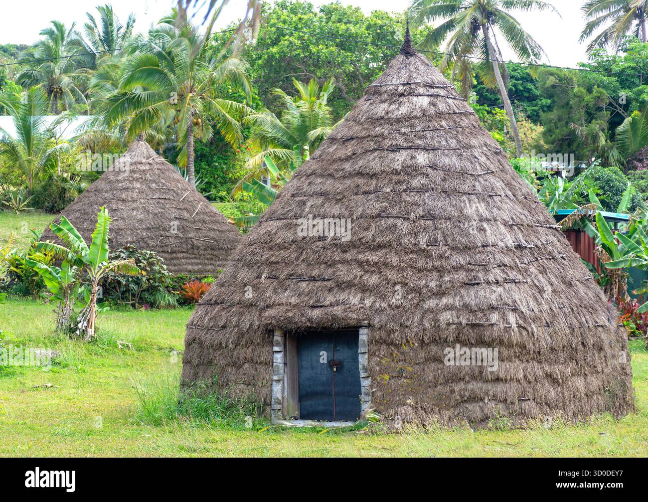 Traditionelle Rundhütten der Kanak, Luecila, Lifou Island, Neukaledonien (Nouvelle-Calédonie), Melanesien, Ozeanien Stockfoto