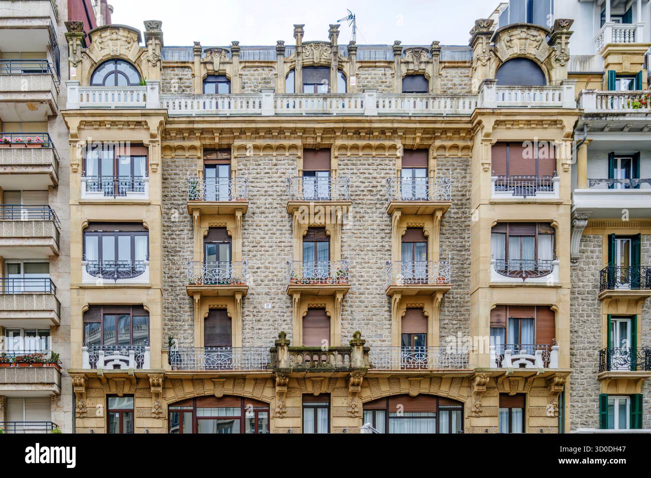 Kunstvolle Belle Epoque-Architektur, Beige Steinfassade Mit Dekorativen Balkonen, Kunstvollen Zierleisten, Symmetrischem Design, Historischem Stil Stockfoto