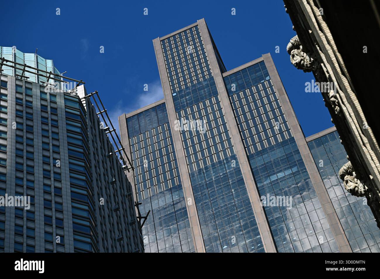 New York, USA. Oktober 2025. Ansicht des neuen JPMorgan Chase Headquarters, New York, NY, 22. Oktober 2025. Das 60-stöckige Gebäude kostete berichtete 3 Milliarden US-Dollar, da 10.000 der 24.000 in New York ansässigen Mitarbeiter untergebracht werden sollen. (Foto: Anthony Behar/SIPA USA) Credit: SIPA USA/Alamy Live News Stockfoto