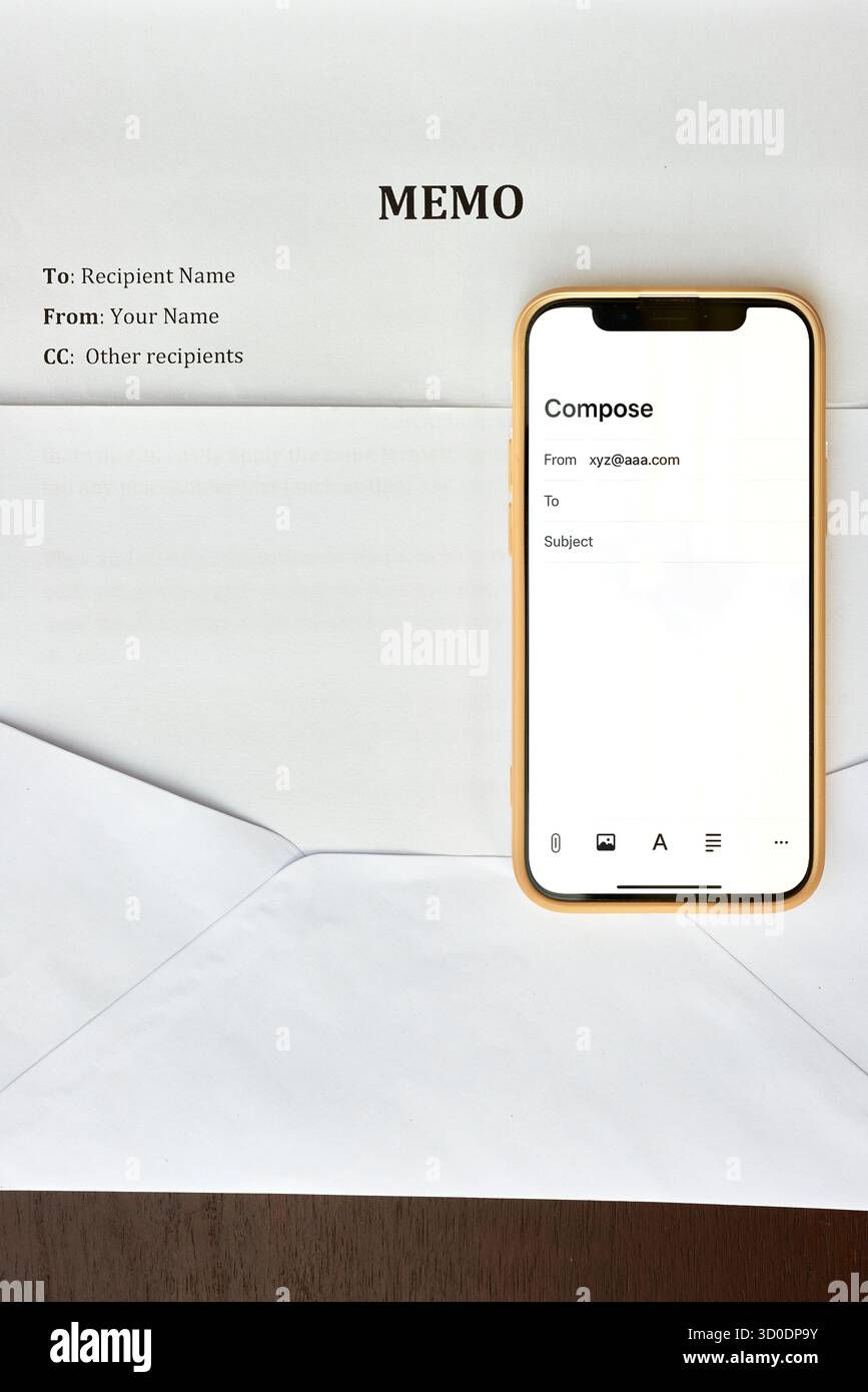 Memo-Dokument mit Umschlag und Smartphone mit leerem Bildschirm für die E-Mail-Erstellung, Konzept für Geschäftskommunikation, digitale Korrespondenz, Büro m Stockfoto