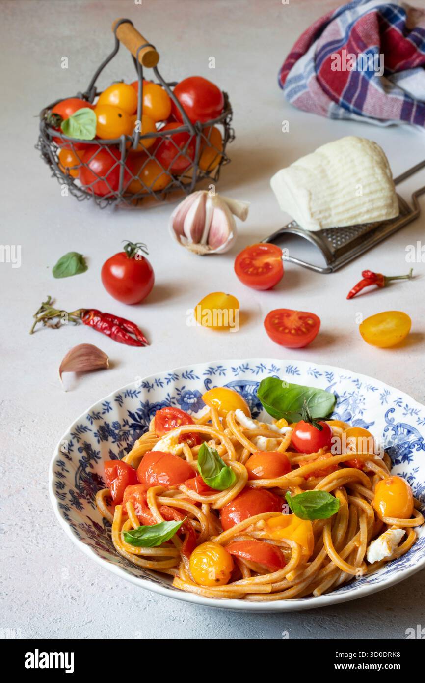 Spaghetti mit frischen Tomaten und Pecorino-Creme Stockfoto