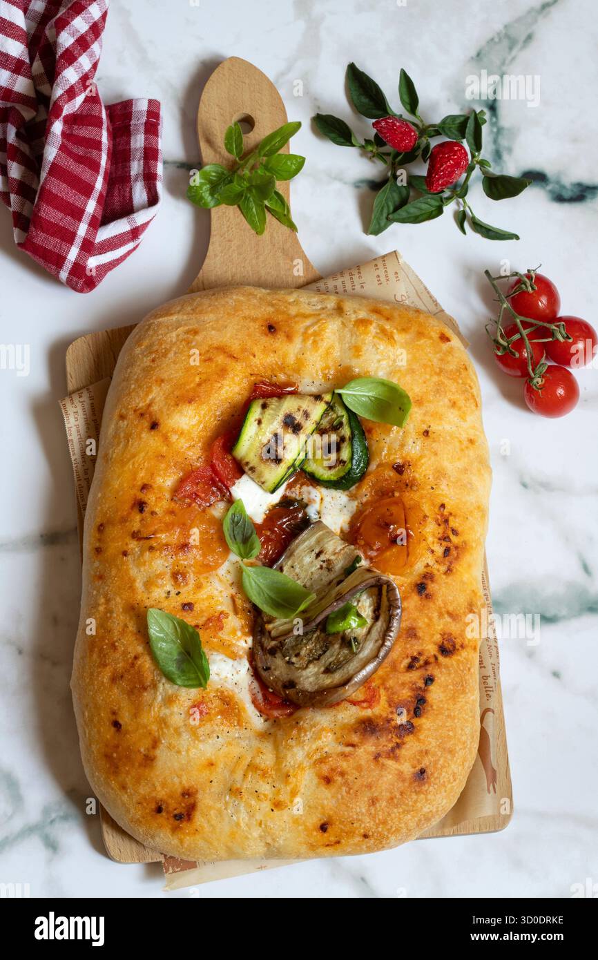 Pizza mit gegrilltem Gemüse Stockfoto
