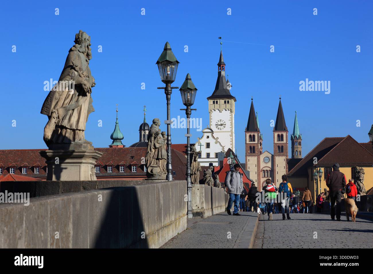 Blick über die Alte Mainbrücke nach Grafeneckart und Kiliansdom, Würzburg, Niederfranken, Bayern, Deutschland Stockfoto