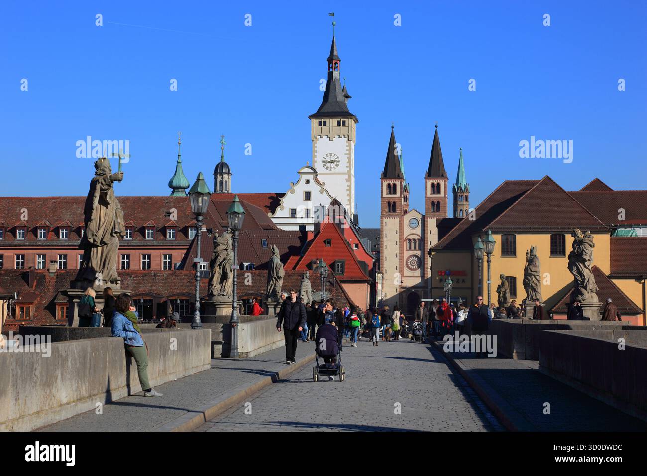 Blick über die Alte Mainbrücke nach Grafeneckart und Kiliansdom, Würzburg, Niederfranken, Bayern, Deutschland Stockfoto