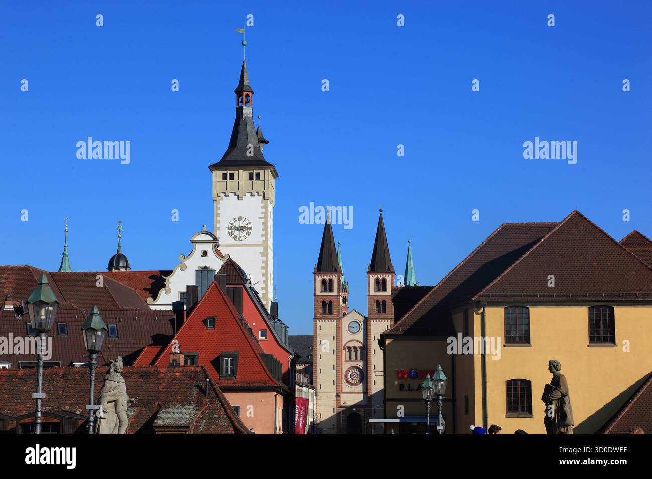 Blick über die Alte Mainbrücke nach Grafeneckart und Kiliansdom, Würzburg, Niederfranken, Bayern, Deutschland Stockfoto Blick über die Alte Mainbrücke nach Grafeneckart und Kiliansdom, Würzburg, Niederfranken, Bayern, Deutschland Stockfoto