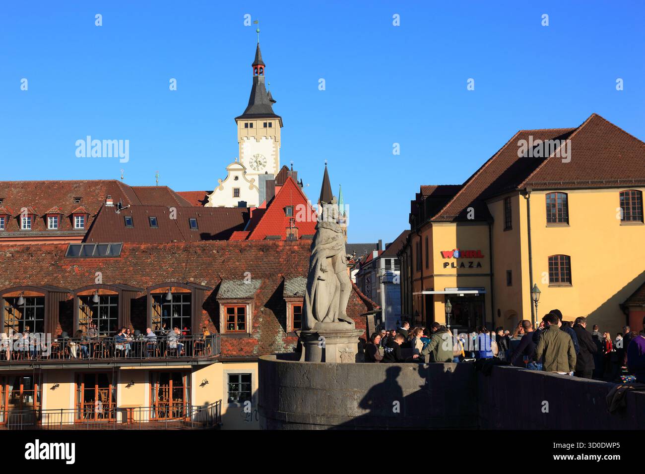 Blick über die Alte Mainbrücke nach Grafeneckart und Kiliansdom, Würzburg, Niederfranken, Bayern, Deutschland Stockfoto Blick über die Alte Mainbrücke nach Grafeneckart und Kiliansdom, Würzburg, Niederfranken, Bayern, Deutschland Stockfoto