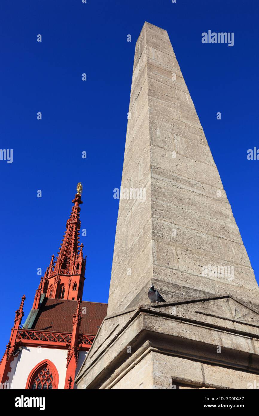 Obelisk, Marktbrunnen in Obeliskform, Marienkapelle am Würzburger Marktplatz, Würzburg, Niederfranken, Bayern, Deutschland Stockfoto
