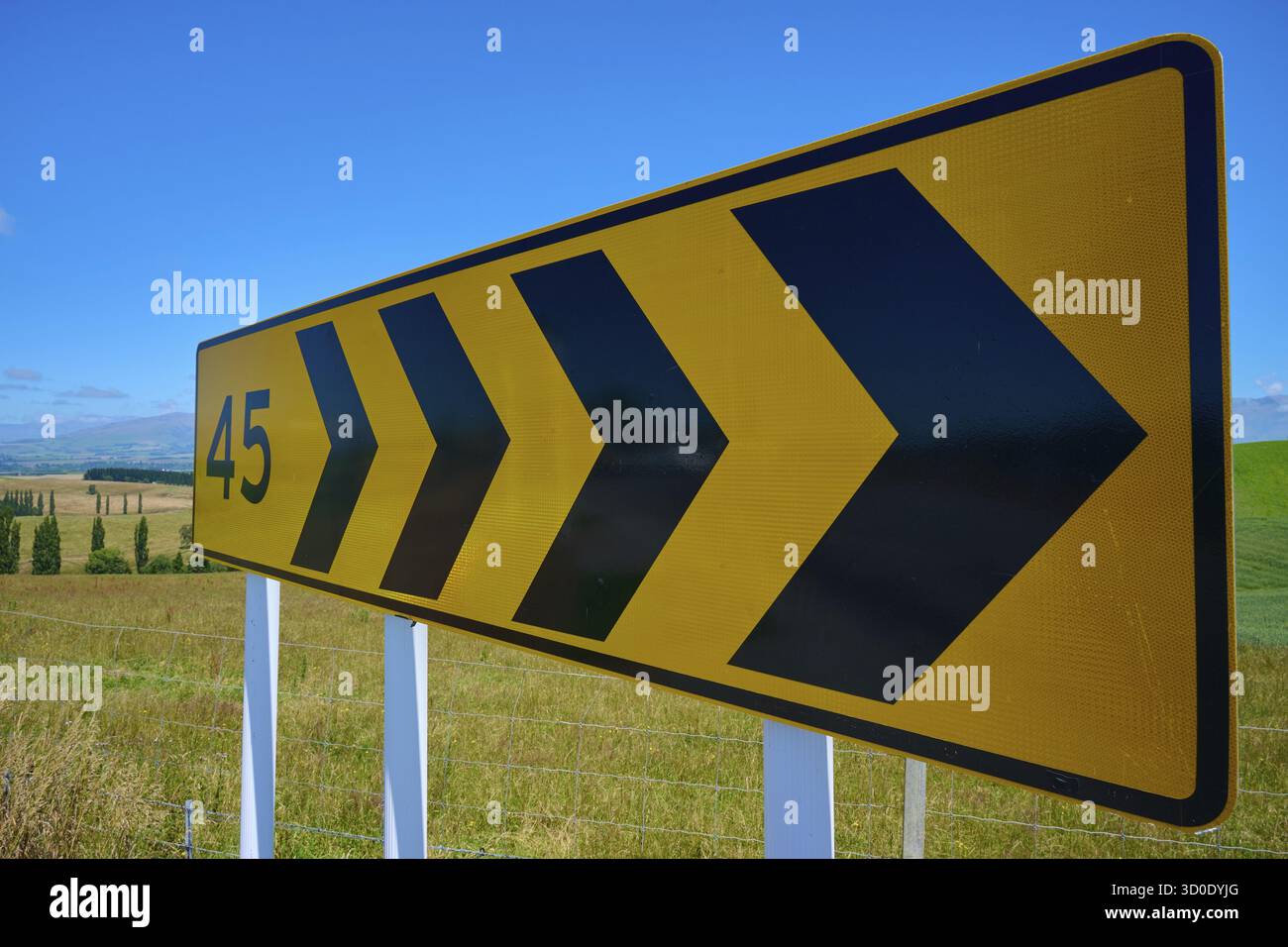 Gelbes Straßenschild mit schwarzen Pfeilen und der Nummer 45 auf der Landstraße, Geraldine Fairlie Lookout, Geraldine, Canterbury, South Island, Neuseeland Stockfoto